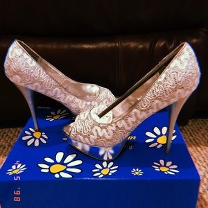 NWT Size 7.5 Silver heels